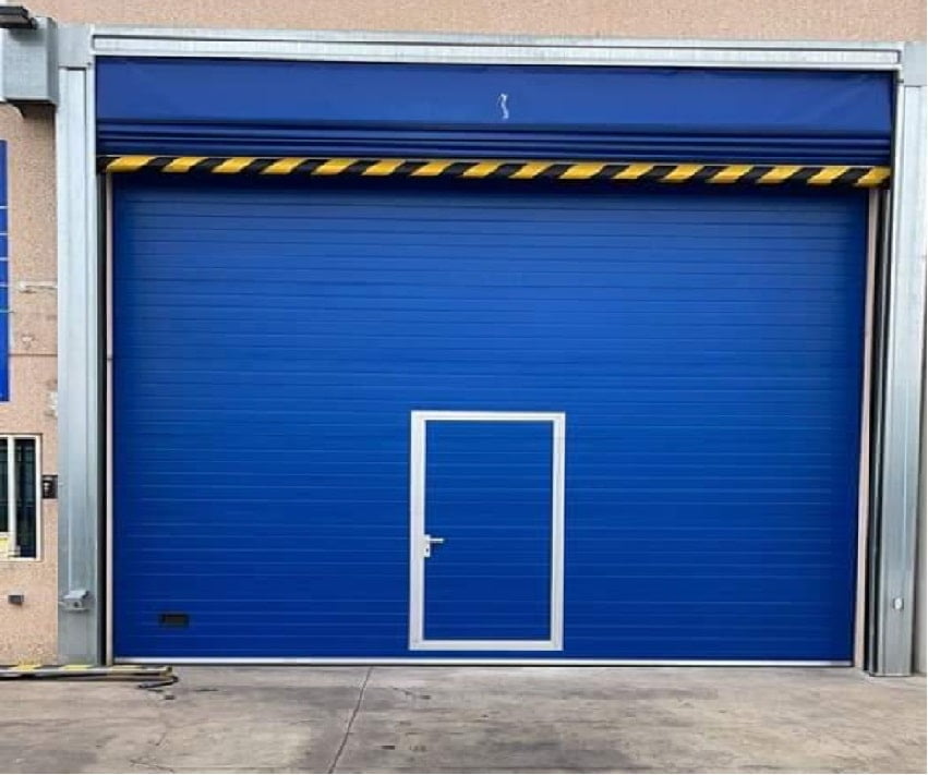 PUERTA SECCIONAL INDUSTRIAL CON PUERTA Tarragona