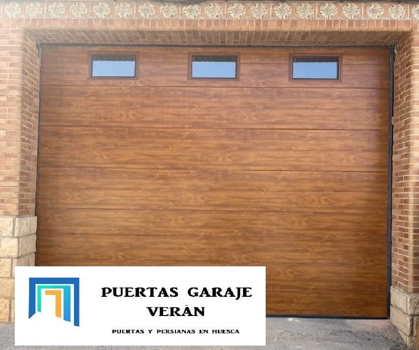 Puertas de garaje imitación madera en Tarragona